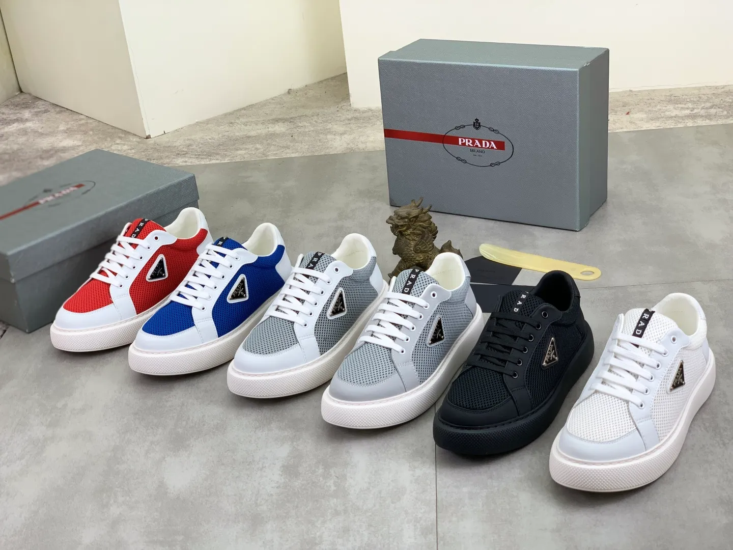 Men's shoes 💰P580💰 [New style] High version official website popular models are on the market, 🆘 Trendy brand (Prada) mainly promotes popular models, avant-garde and versatile fashion men's shoes private version mold opening, cowhide surface splicing 1:1.. Fashionable and simple, original imported cowhide lining cowhide feet; the atmosphere and personality are more fashionable, eye-catching and pursuing class. It will subvert the old idea and be a must-have for fashion trendsetters with you! Must keep it for yourself! Tall and comfortable, large and low, high-end quality workmanship. Size: 38-44 6️⃣colors available.